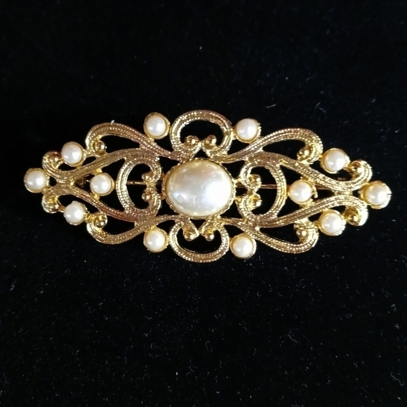 Brooch with white beads - Picture 1 of 3